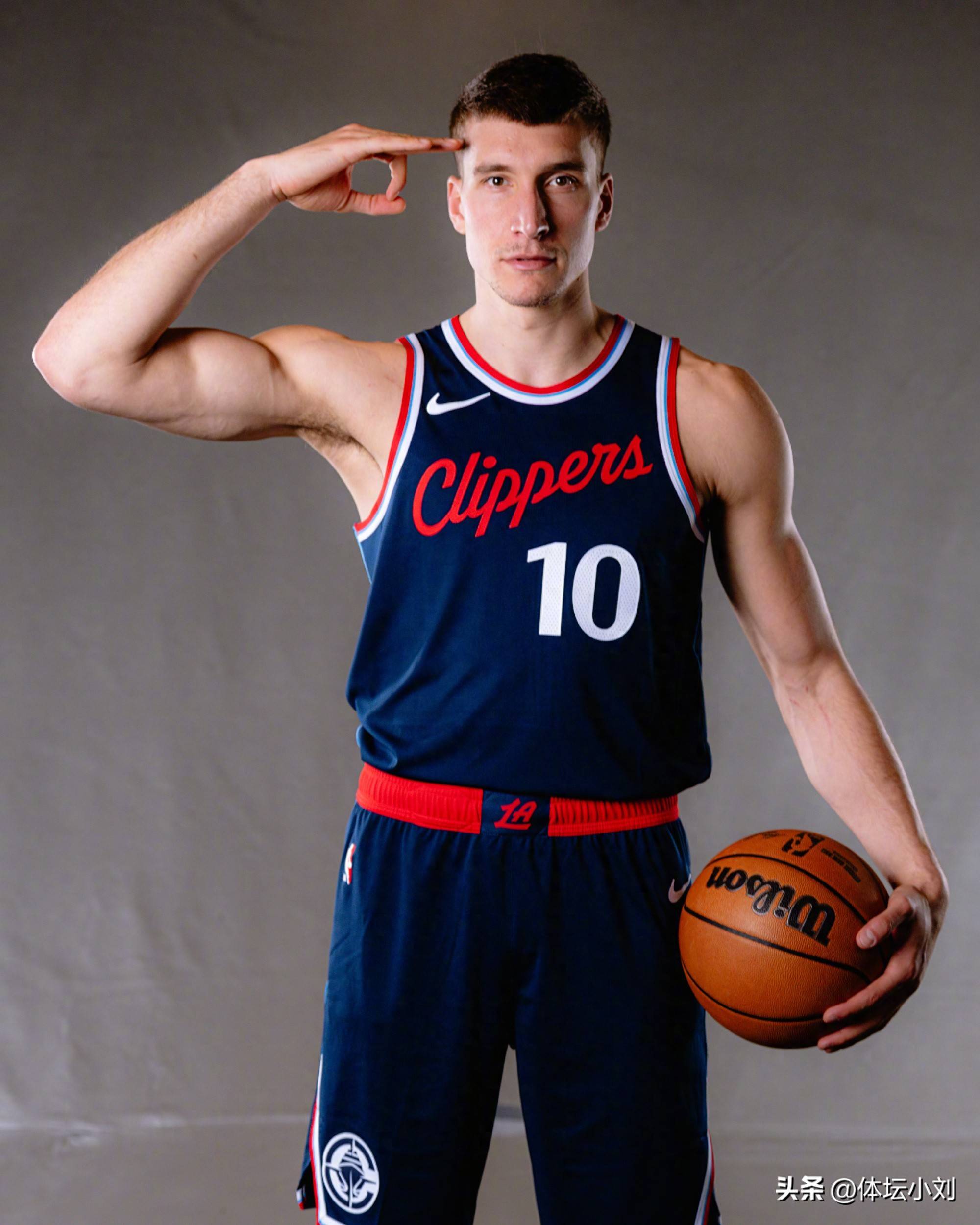 洛杉矶快船内部会议纪要流出——国际比赛日伤情更新,西甲使命明确,更衣室氛围转暖(洛杉矶快船新球馆) 洛杉矶快船内部会议纪要流出——国际比赛日伤情更新,西甲使命明确,更衣室氛围转暖(洛杉矶快船新球馆)